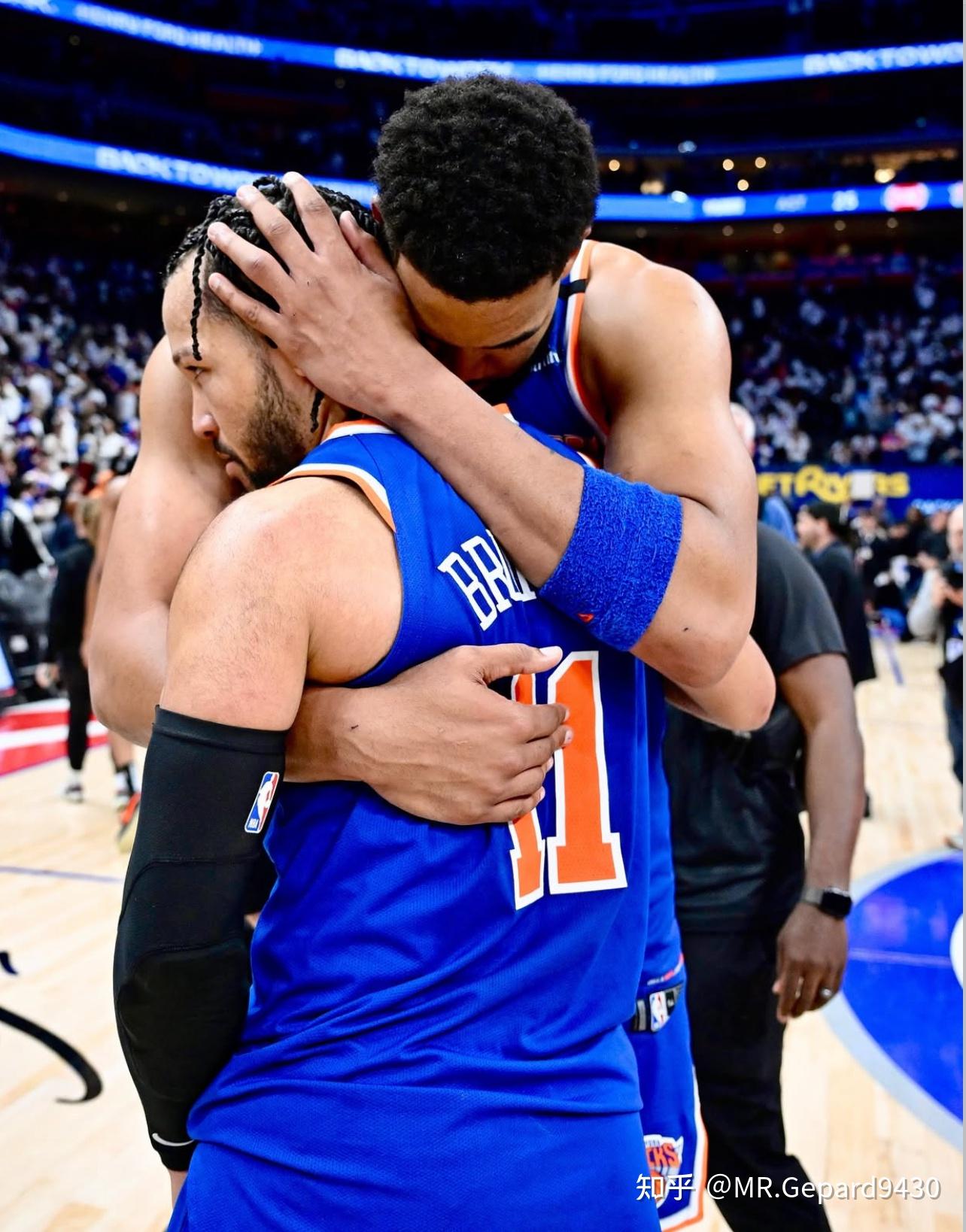 ewc-包含纽约尼克斯训练开放日；转会期队长鼓劲引欢呼；NBA季后赛在即；身体对抗强度拉满的词条